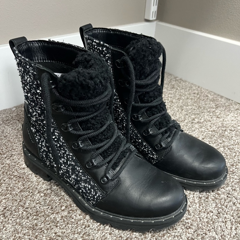 Sorel women’s black boots tweed sherpa size 9.5